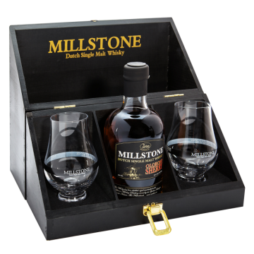 Wooden Gift Box with Millstone Oloroso MW 350ML & 2 Millstone glasses Zuidam Distillers